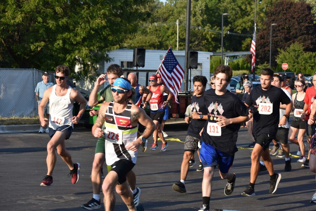 Group of runners beginning a race.