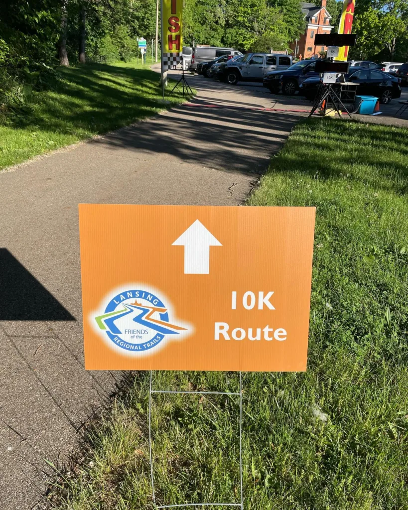 10k sign showing the direction of the race 